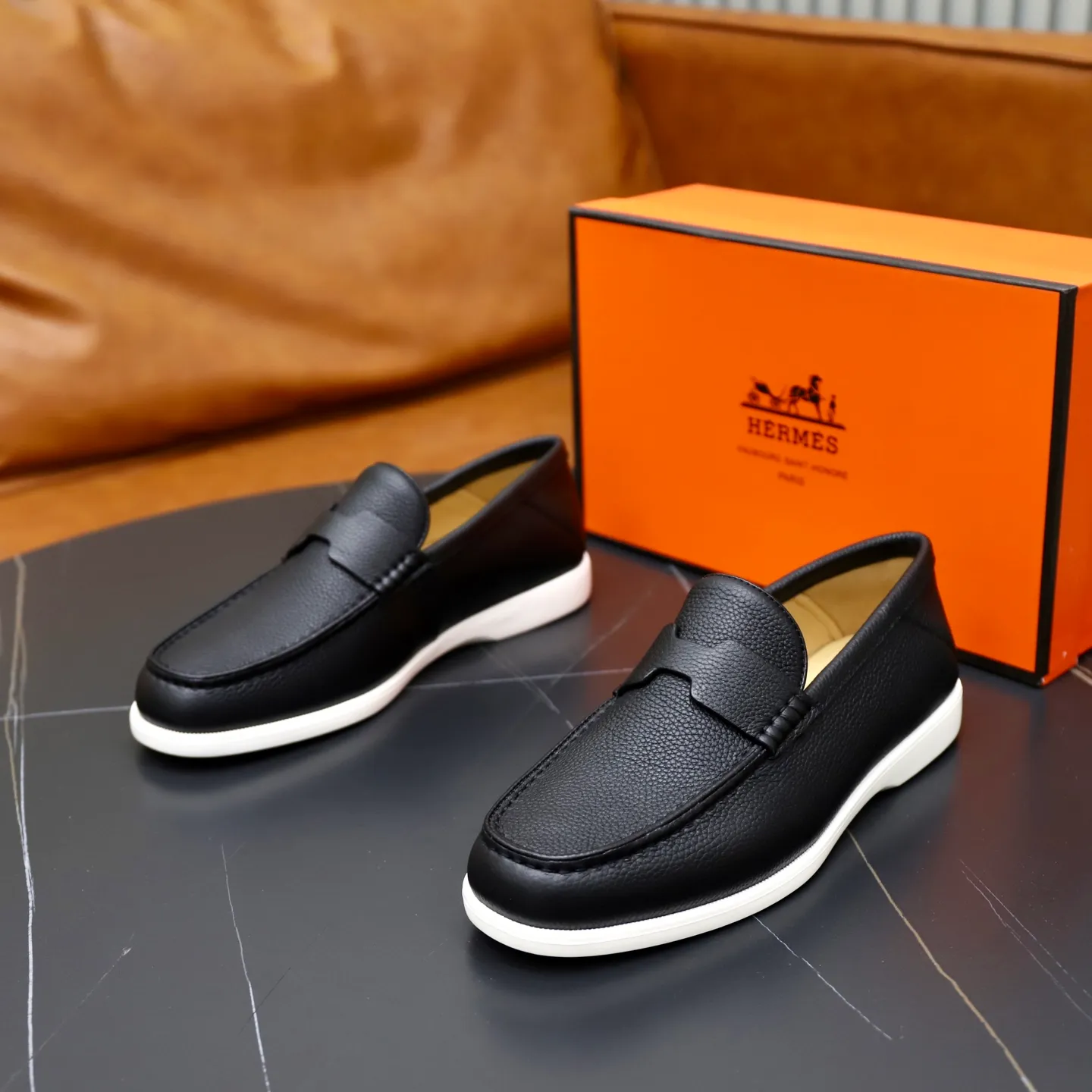 Ex-factory price: 560💰Hermès/Hermès slip-on men's shoes. This shoe is made of imported pebbled cowhide. It has simple and smooth lines and is combined with aerodynamically designed 3CM rubber foam ultra-light soles! Youthful and fashionable, classic H-shaped hardware buckle decoration, calf lining gently wraps the feet, with logo cowhide feet, casual and urban style, highlighting youthful vitality, sports and leisure version, super versatile, code number: 38-39-40-41-42-43-44 standard leather shoe size (45 can be customized but does not support returns)
